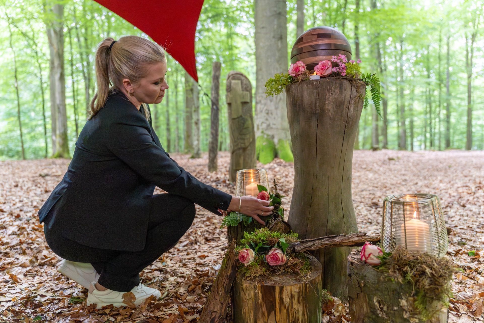 Urne und Kerzen an einem Baum im Ruhewald