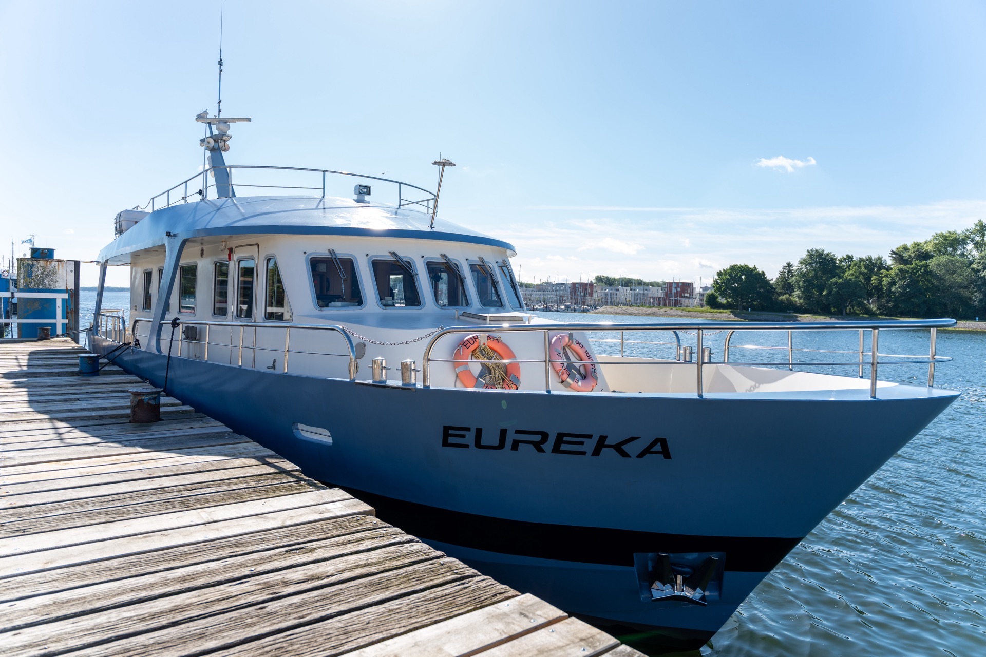 Bestattungsschiff im Hafen von Travemünde
