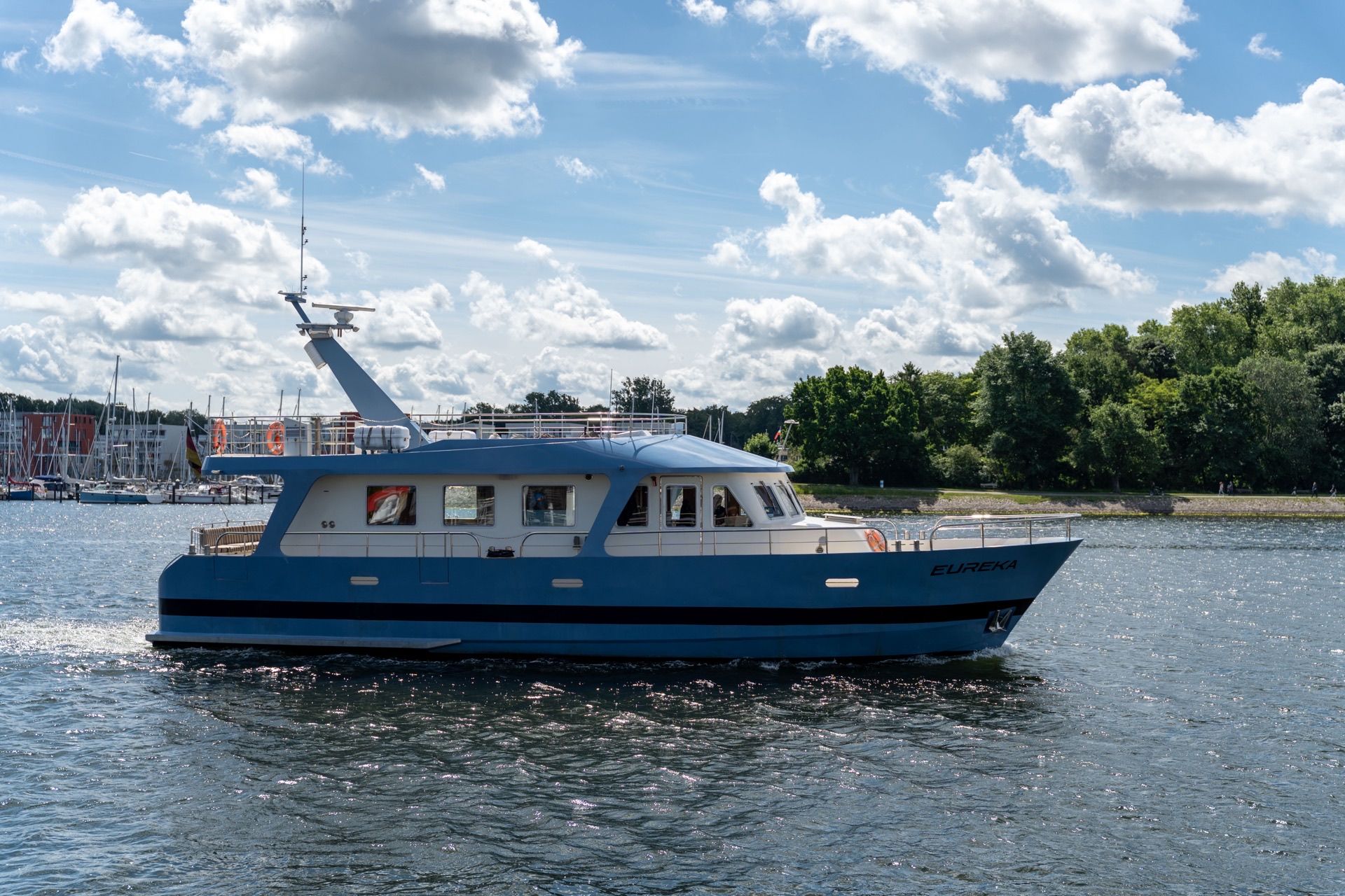 Bestattungsschiff auf der Ostsee bei Travemünde