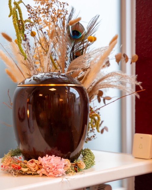 Urne mit Blumenschmuck in unserer Ausstellung in Bramfeld