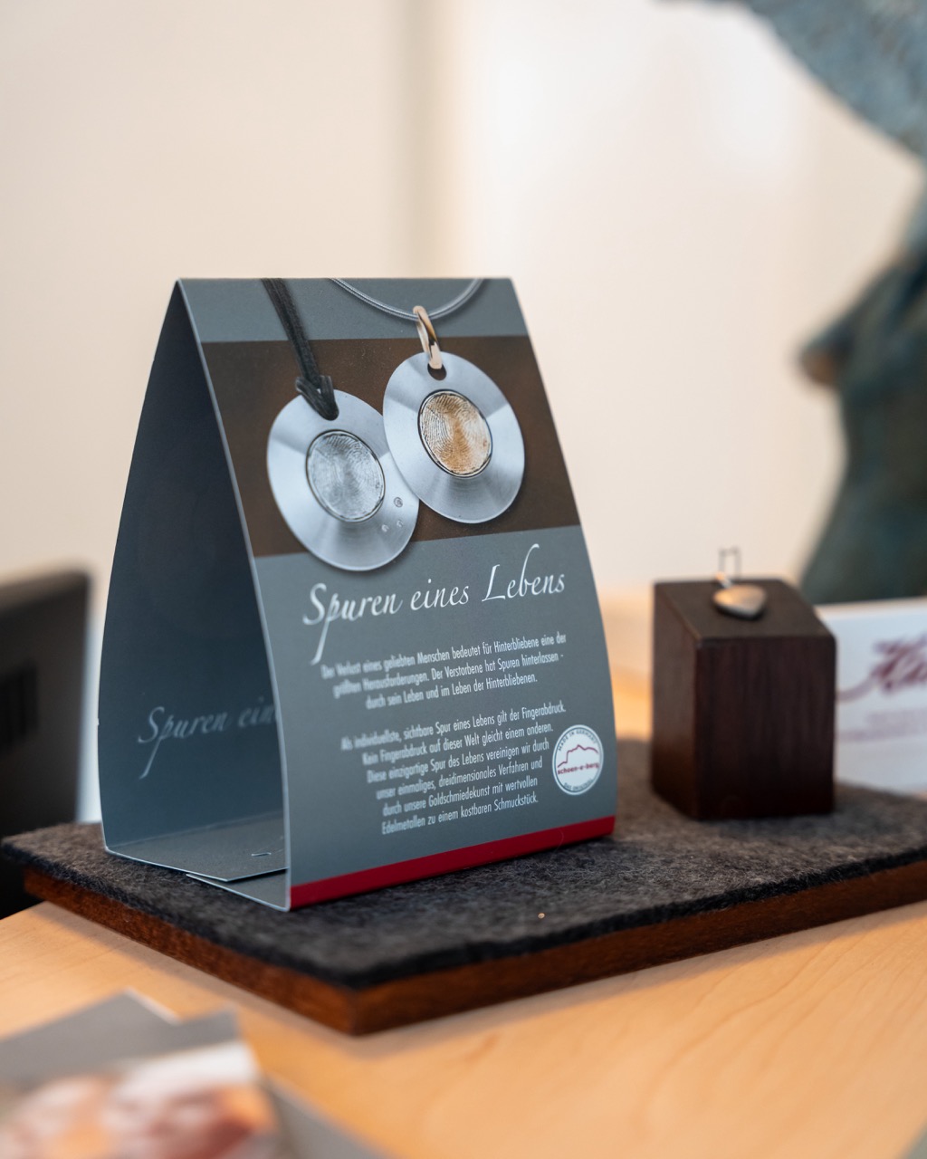 Erinnerungsschmuck und Gedenkartikel in einer Vitrine