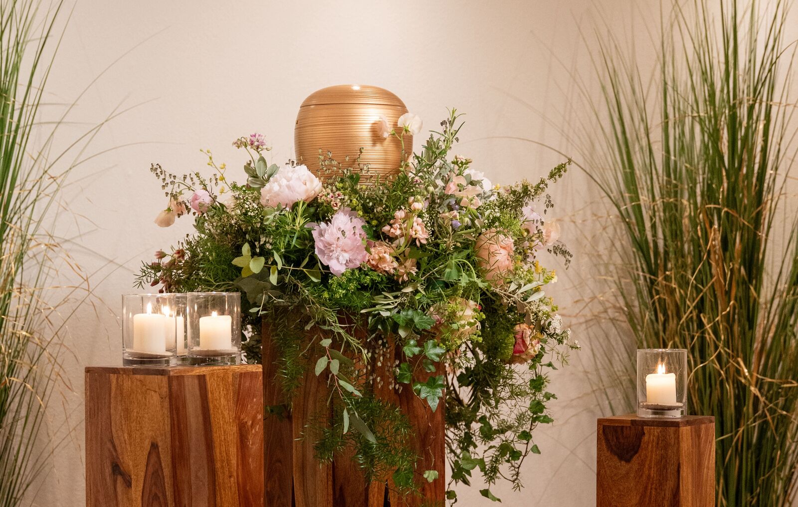 Abschiedsraum mit Kerze und Blumen