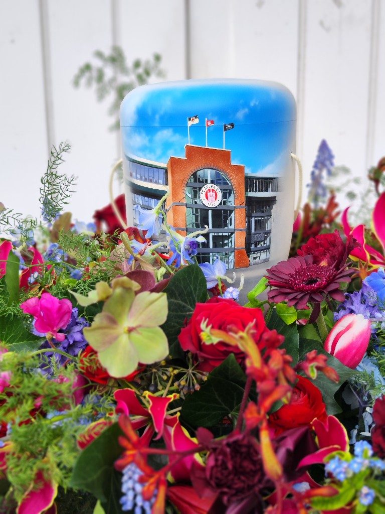 Individuell gestaltete Urne mit Millerntor-Motiv in bunten Blumen