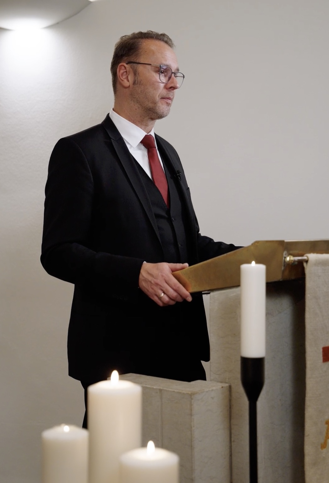 Trauerrede am Pult in der Kapelle