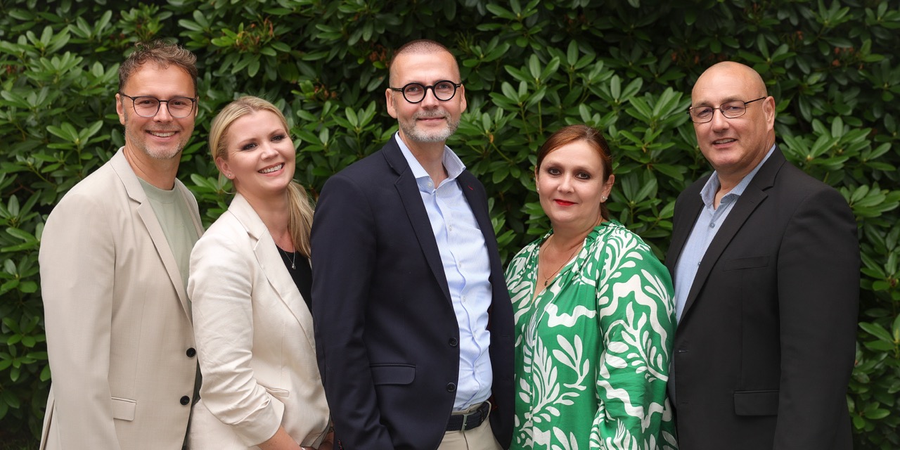 Das Team von Wilh. Hamm vor dem Haus in Bramfeld