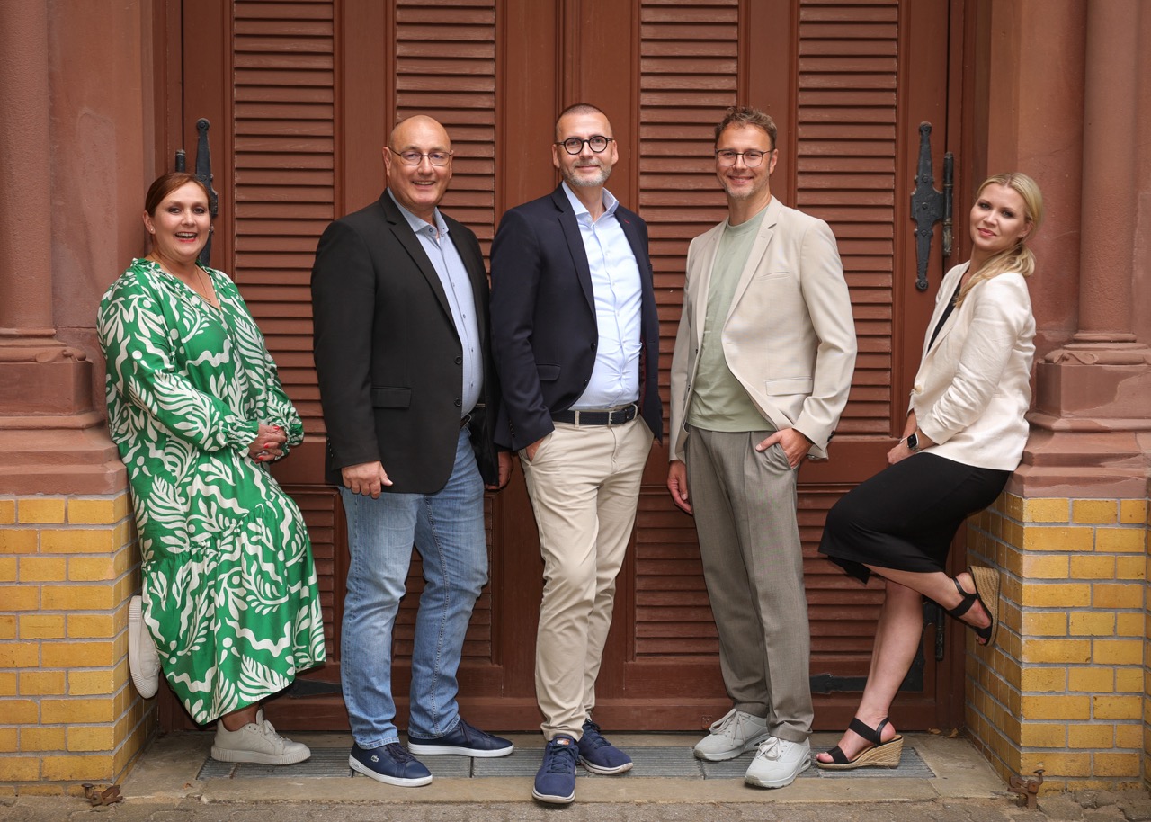 Das Team von Wilh. Hamm vor dem Haus in Bramfeld